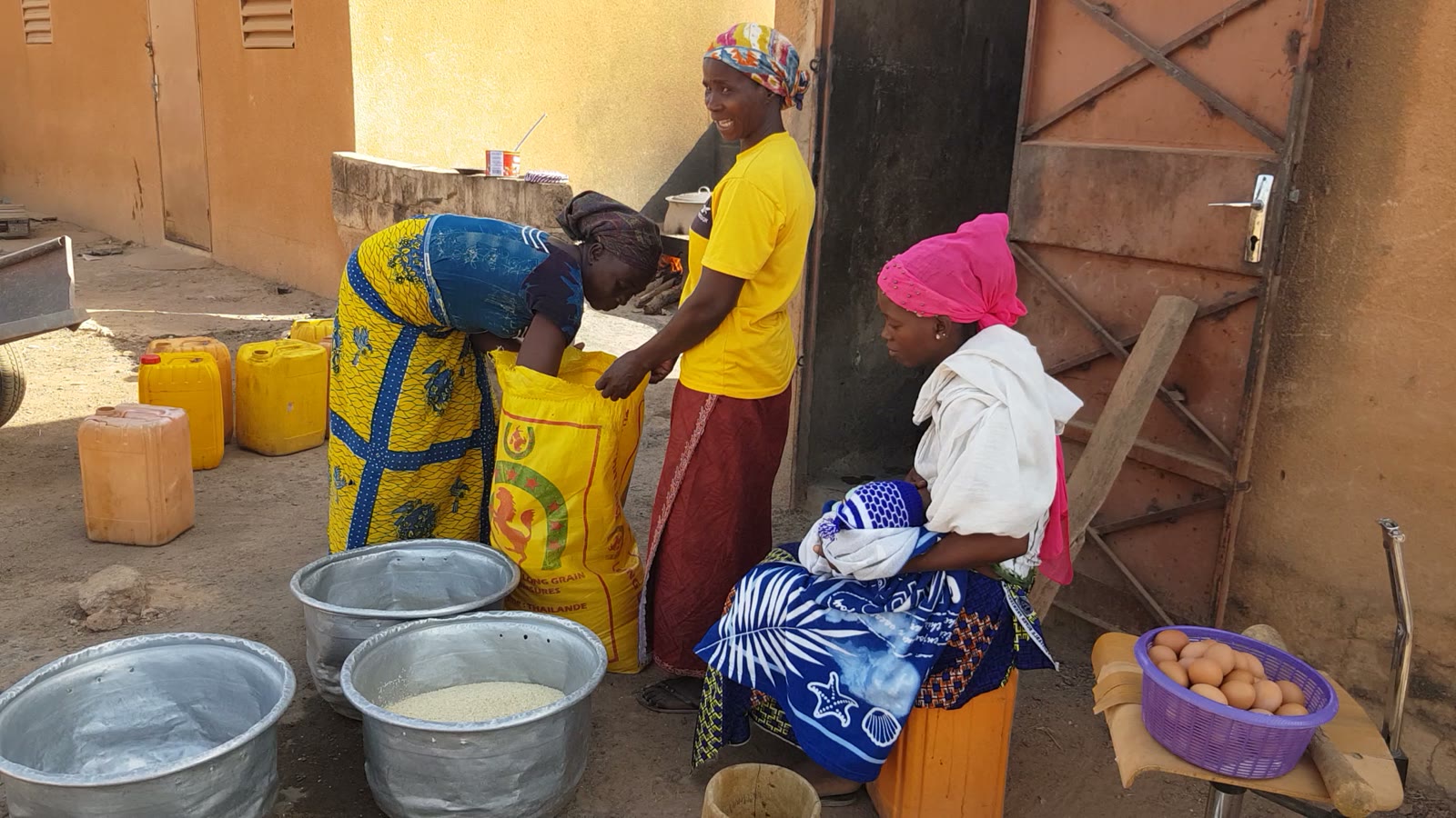 Préparation d’une aide alimentaire auprès de familles accompagnées