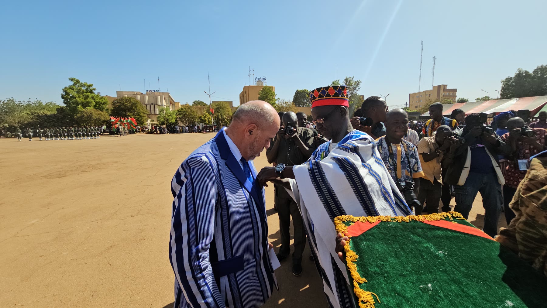 Moment de cérémonie publique à Ouagadougou
