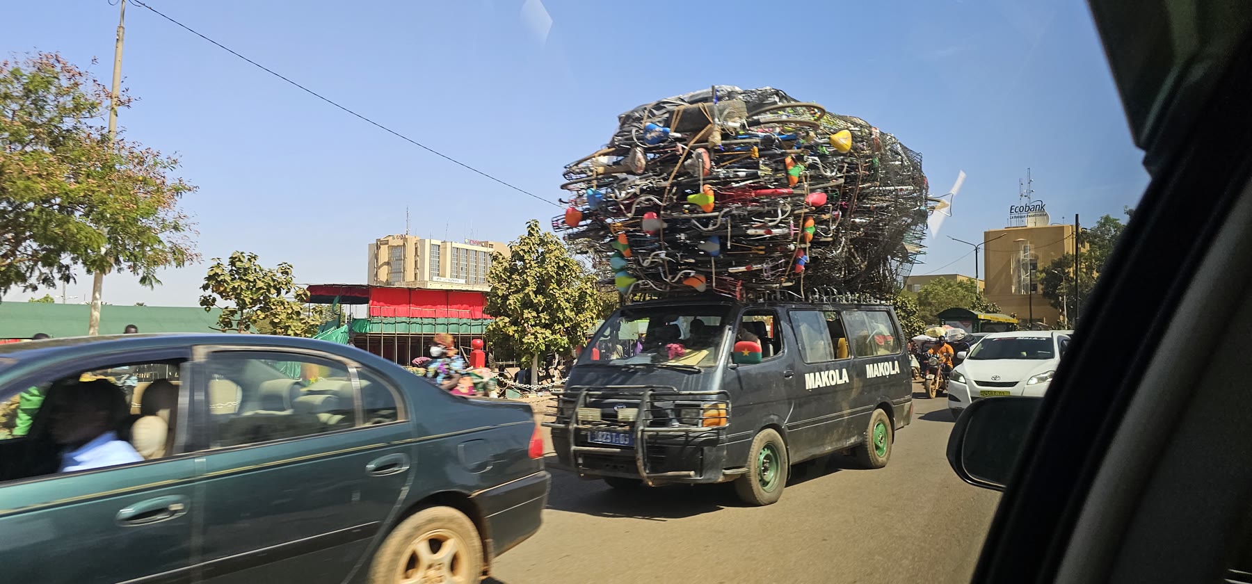 Circulation et véhicule chargé dans une rue de Ouagadougou