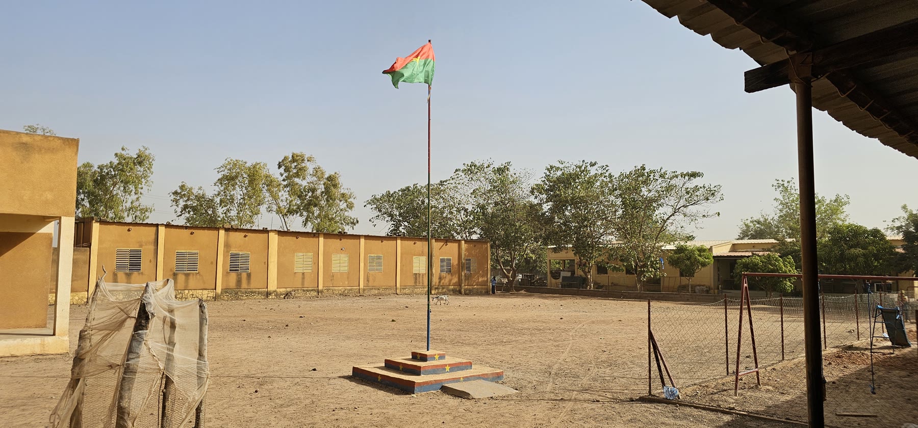 Cour d’école sous le drapeau du Burkina Faso